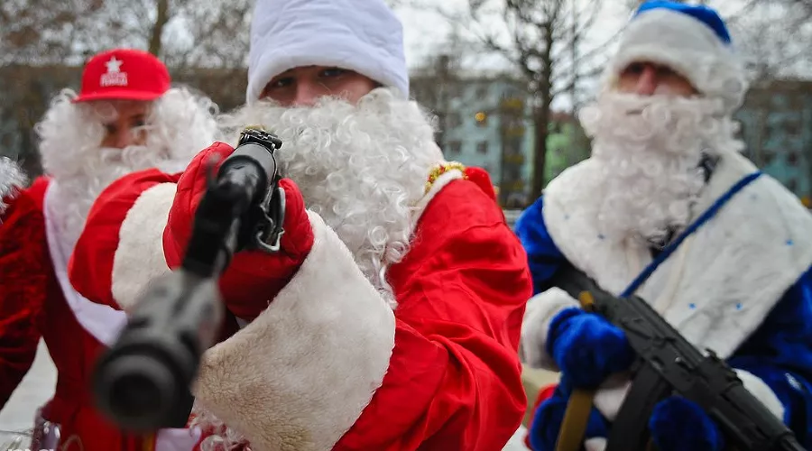 Парад Дедов Морозов в Краснодаре &copy;&nbsp;Елена Синеок, ЮГА.ру