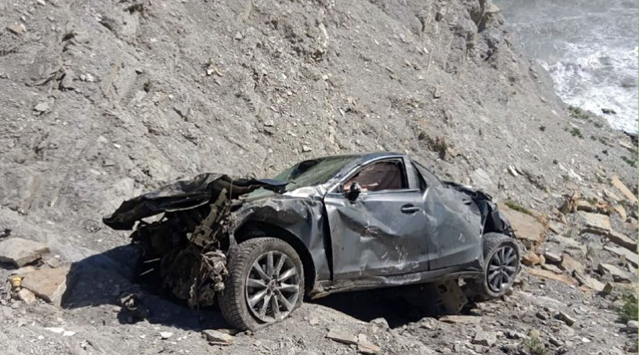Автомобиль упал 21 мая 2022 года со смотровой площадки «800 ступеней» в Анапе © Пресс-служба Отдела МВД по городу Анапе
