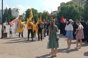 С жёлтыми флагами — &laquo;Союз русского народа &laquo;Царьград&raquo; &copy;&nbsp;Фото Яры Гуляевой, Юга.ру