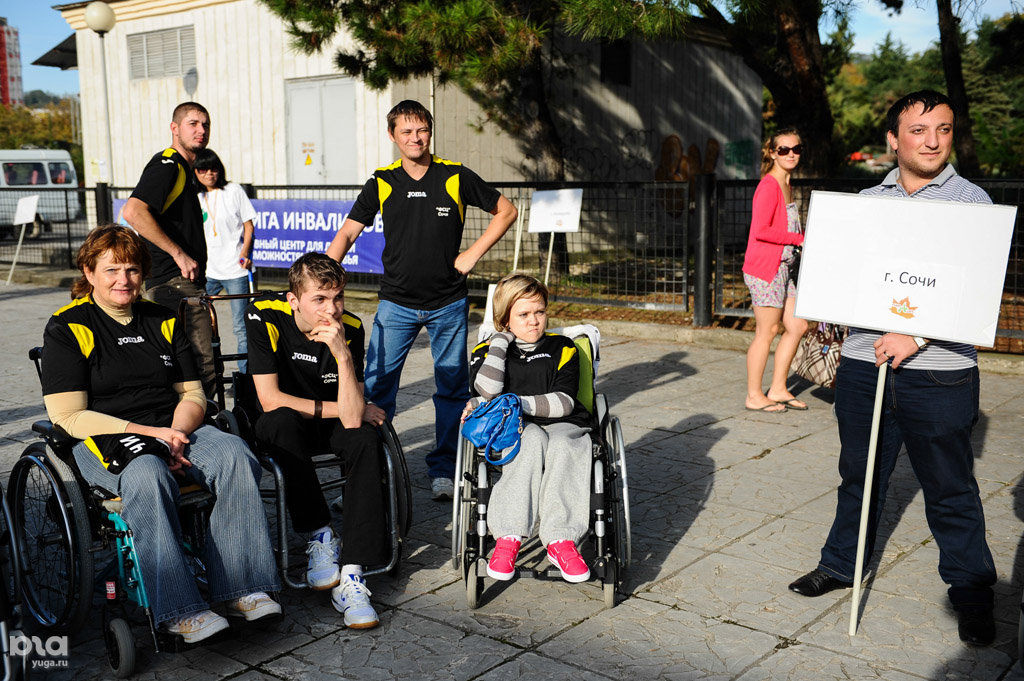 Волонтерство инвалиды. Волонтеры помогают детям инвалидам. Добровольцы инвалиды. Волонтеры и инвалиды. Добровольцы инвалиды.