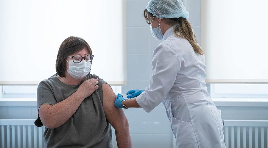 Вакцинация медицинских работников в Москве © Фото с сайта <a href="https://www.mos.ru/mayor/media/photo/7943057/tiles/1/0/" target="_blank">mos.ru</a>