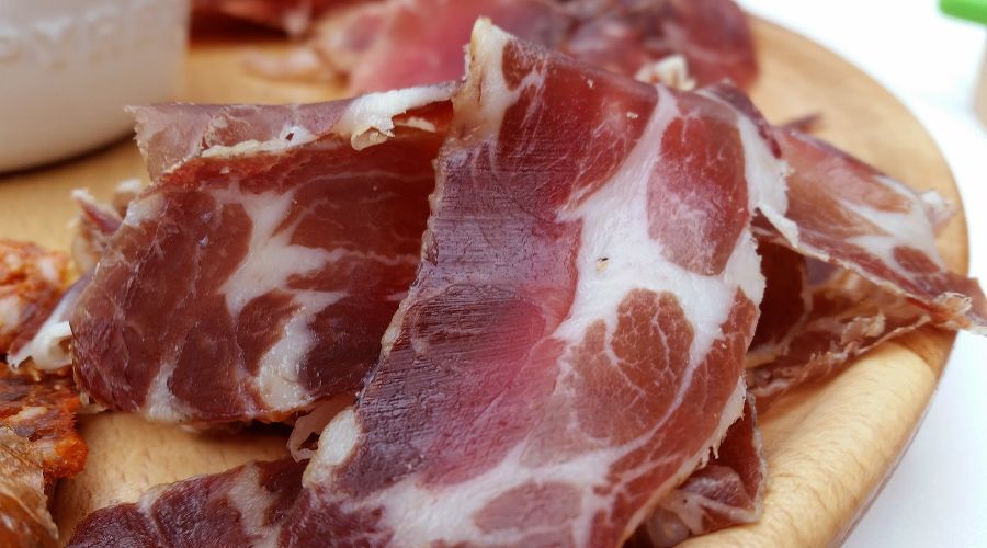 Хамон — испанский сыровяленый свиной окорок © Фото с сайта pixabay.com