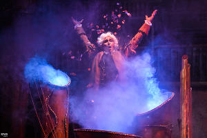Кадр из оперы «Севильский цирюльник» © Фото Елены Синеок, ЮГА.ру