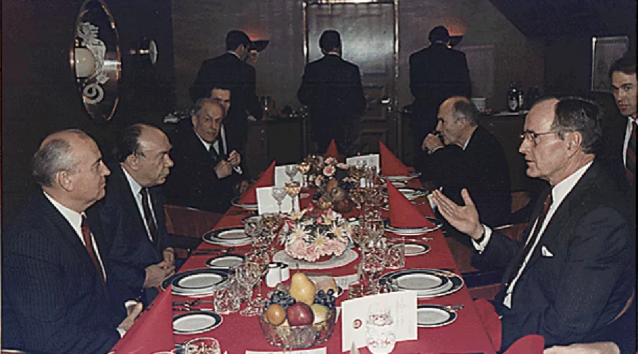 Мальтийский саммит в 1989 году. Яковлев, Горбачев и Джордж Буш. &copy;&nbsp;Автор David Valdez, изображение находится в общественном достоянии