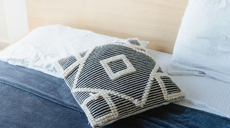 Подушка &copy;&nbsp;Фото Joseph Greve, unsplash.com