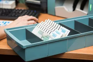 Проверка банкнот &copy;&nbsp;Фото Елены Синеок, Юга.ру