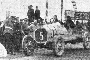 Георгий Суворин на автомобиле Benz. Гран-при России 1913 года &copy;&nbsp;Фото из журнала &laquo;Нива&raquo; №25 за 1913 год, автор неизвестен