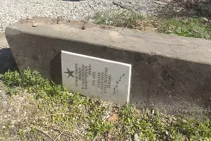 Поваленная стела памяти павшим в годы Второй Мировой войны, Русское кладбище в пос. Яблоновском, дата съемки апрель 2023 г. &copy;&nbsp;Фото Анны Филатовой, Юга.ру