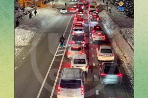 Пробка на выезде из Розы Хутор, 2 января 2026 г. &copy;&nbsp;Скриншот видео телеграм-канала &laquo;ЧП Сочи&raquo;, t.me/chp_sochi