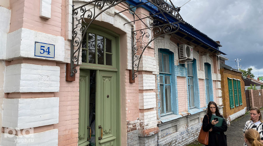 Восстановление двери и надкрылечника на Горького, 54 © Фото Александра Гончаренко, Юга.ру