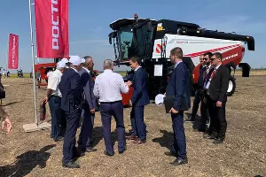 Осмотр техники Ростсельмаш на Дне поля риса 15.09.2023 г. &copy;&nbsp;Фото пресс-службы компании &laquo;Югпром&raquo;