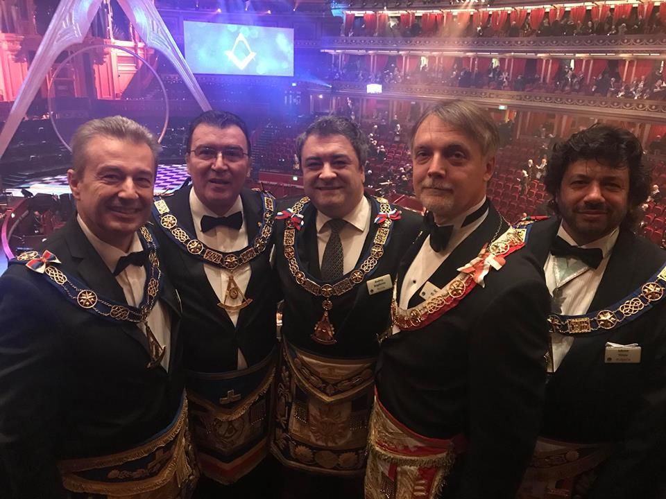 Андрей Богданов (в центре) на праздновании юбилея Объединенной Великой ложи Англии © Фото с сайта siberianmasonry.ru