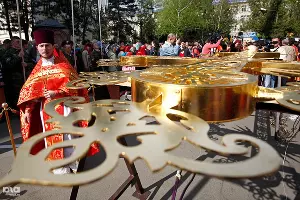 Установка нового креста на главный купол Свято-Екатериненского собора &copy;&nbsp;Влад Александров. ЮГА.ру