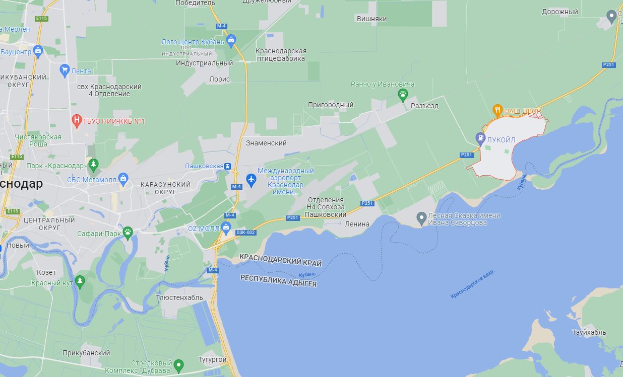 Красная область справа — станица Старокорсунская. Да, прямо на берегу водохранилища. © Скриншот сайта google.com/maps