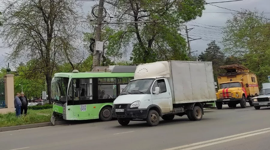 Автобус въехал в столб на улице Красных Партизан &copy;&nbsp;Фото Евгения Мельченко