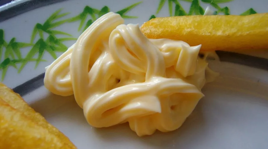 Майонез и картофель фри &copy;&nbsp;Фото Kliek с сайта Wikimedia Commons