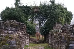 Древний храм в поселке Ахштырь &copy;&nbsp;Фото Юлии А., instagram.com/y2311_a