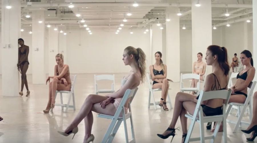 Кадр из трейлера к фильму «Неоновый демон» © Скриншот видео с Rutube-канала «Официальные Трейлеры HD»