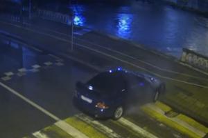 Водитель снес часть парапета на набережной в Сочи © Скриншот из видео