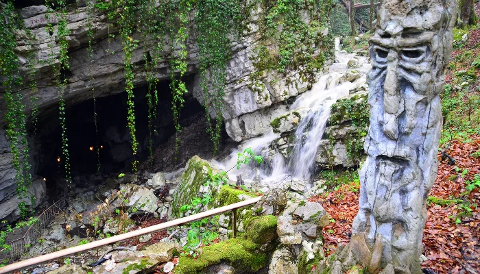 Вход в Воронцовские пещеры &copy;&nbsp;Фото с сайта wikimedia.org