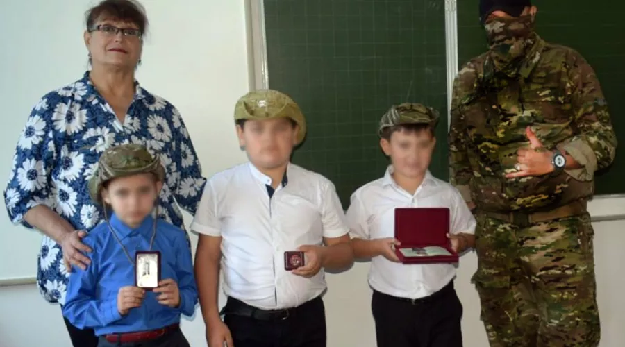 Боец ЧВК «Вагнер» с учениками 3 «А» &copy;&nbsp;Архив сайта МБОУ СОШ №13 Каневского района, Web.archive.org