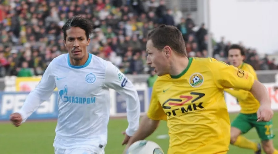 Форвард "Кубани" Георге Букур (справа) против защитника "Зенита" Бруно Алвеша &copy;&nbsp;ЮГА.ру, Елена Синеок