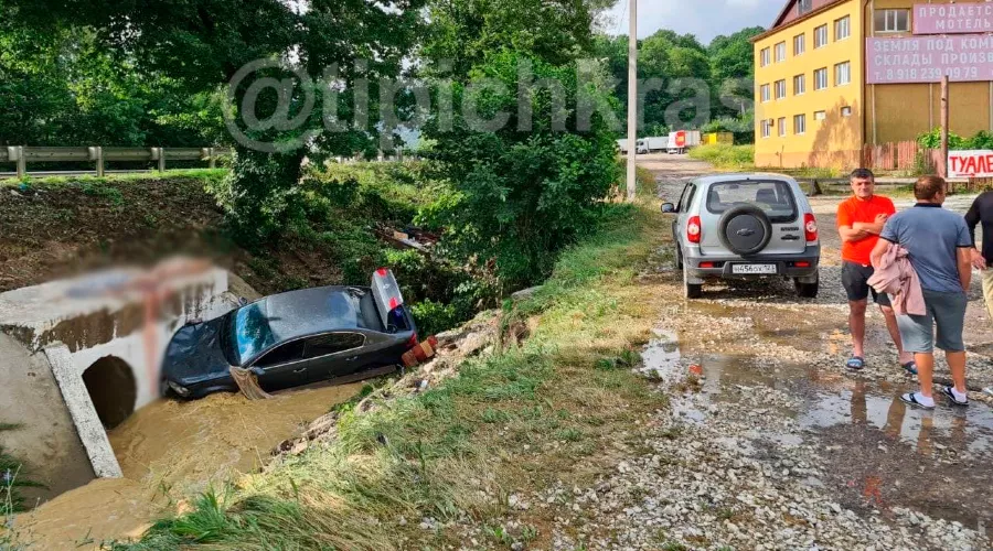 Место гибели двух человек в селе Дефановка Туапсинского района &copy;&nbsp;Фото из телеграм-канала &laquo;Телетайп Краснодара&raquo;,https://t.me/tipichkras