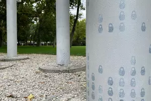 Закрашенный коммунальщиками арт-объект «Столпы» &copy;&nbsp;Фото Александра Гончаренко, Юга.ру