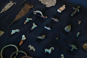 Большинство украшений в кадре, в том числе брошь-сова, — это римский импорт, I-III века н. э. © Фото Юли Шафаростовой, Юга.ру