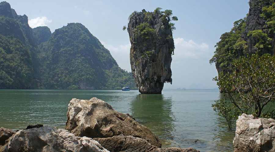 Остров Кхао Пинг Кан - «Остров Джеймса Бонда», Таиланд © Фото с сайта travellong.org
