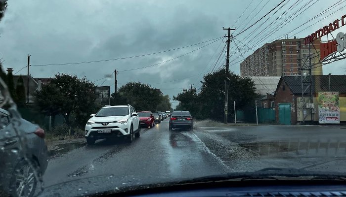 В Краснодаре утренние пробки из-за дождя достигли 7 баллов