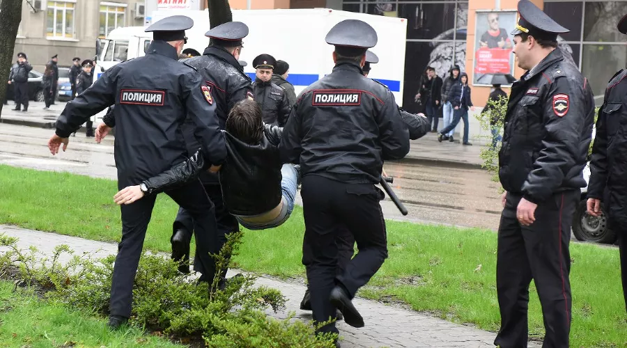 Задержание участника шествия на ул. Красной &copy;&nbsp;Фото Елены Синеок, Юга.ру