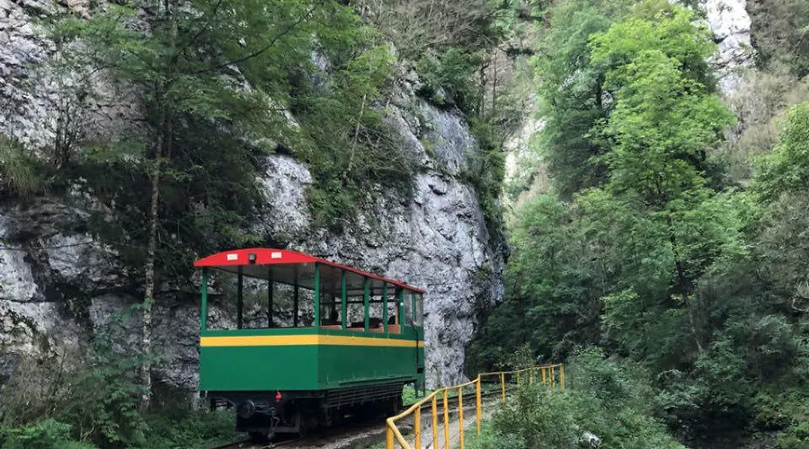 Узкоколейная железная дорога в Гуамском ущелье &copy;&nbsp;Фото Эльвины Абибуллаевой