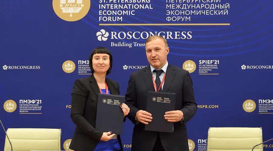 Мурат Кумпилов и София Трофимова на ПМЭФ'21 &copy;&nbsp;Фото пресс-службы администрации Адыгеи
