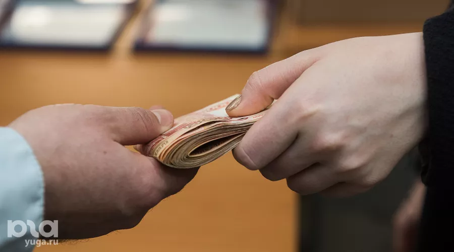 Передача денег &copy;&nbsp;Фото Елены Синеок, Юга.ру
