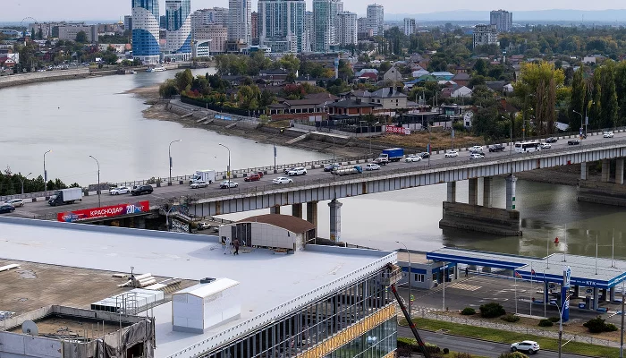Вид на Тургеневский мост с 16 этажа дома на Калинина 350/9 &copy;&nbsp;Фото Александра Гончаренко, Юга.ру