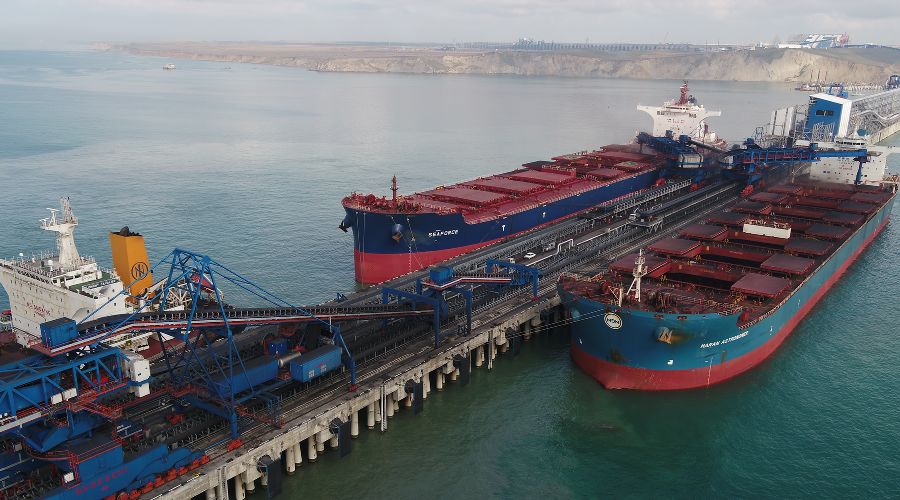 Загрузка угля в балкеры у причалов Таманского терминала навалочных грузов © Фотография предоставлена пресс-службой ОТЭКО