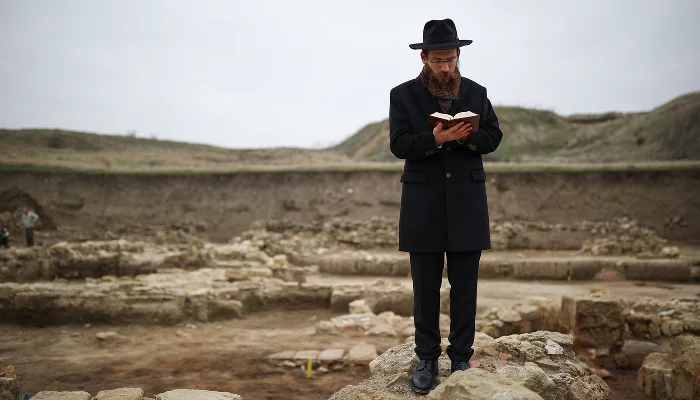 Главный раввин Краснодарского края Менахем Мендел Лазар на месте раскопок Фанагорийской синагоги &copy;&nbsp;Фото Фонда Олега Дерипаска &laquo;Вольное Дело&raquo;