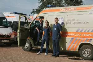 Слева направо: водитель СМП Алексей Григорьев, врач СМП Карина Чумаченко, заведующий отделением СМП Клиники Екатерининская Дмитрий Дурнев &copy;&nbsp;Фото Евгения Уварова, Юга.ру