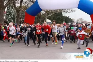 Так выглядел антиалкогольный забег в Геленджике 1 января 2023 г. &copy;&nbsp;Скриншот публикации на сайте администрации Геленджика, Admgel.ru