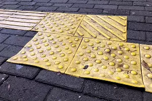 Тактильная плитка из ПВХ &copy;&nbsp;Фото Юга.ру