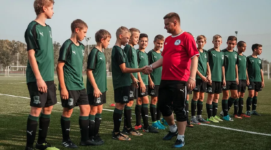 Футболист Панов сыграл с участниками Volkswagen Junior Masters в Академии &laquo;Краснодара&raquo; &copy;&nbsp;Фото предоставлено пресс-службой Юг-Авто