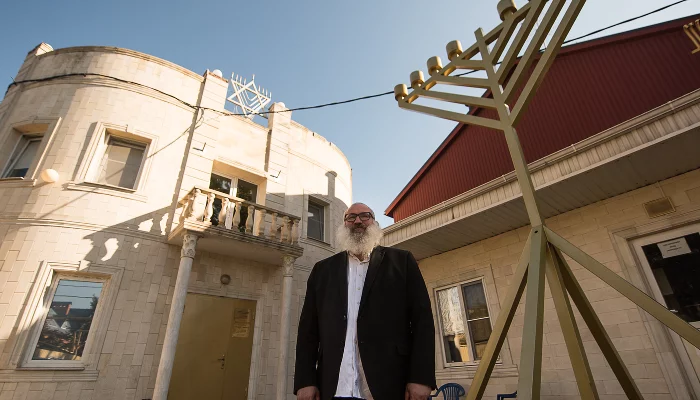 Юрий Ткач во дворе синагоги на улице Кузнечной &copy;&nbsp;Фото Елены Синеок, Юга.ру