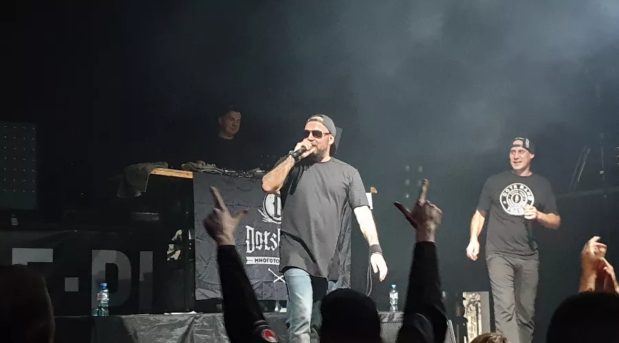 Руставели, Санчес и DJ Hassan на концерте группы «Многоточие» в Минске, 2019 &copy;&nbsp;Фото Skorp24, CC BY-SA 4.0, commons.wikimedia.org/w/index.php?curid=82861543