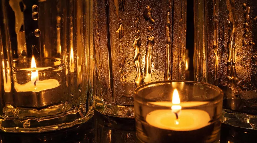 свечи &copy;&nbsp;Изображение сгенерировано нейросетью Gigachat