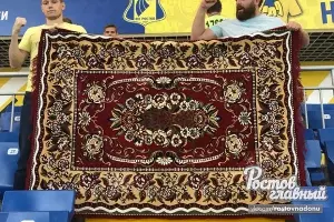 Болельщики с ковром &copy;&nbsp;Фото из группы vk.com/rostovnadonu