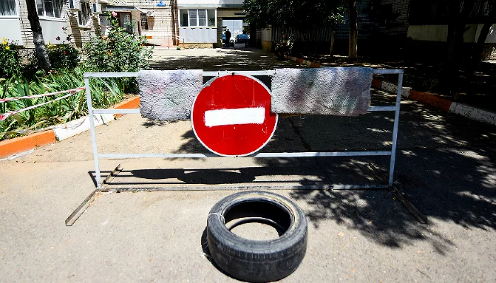 Придомовые преграды &copy;&nbsp;Фото Елены Синеок, Юга.ру