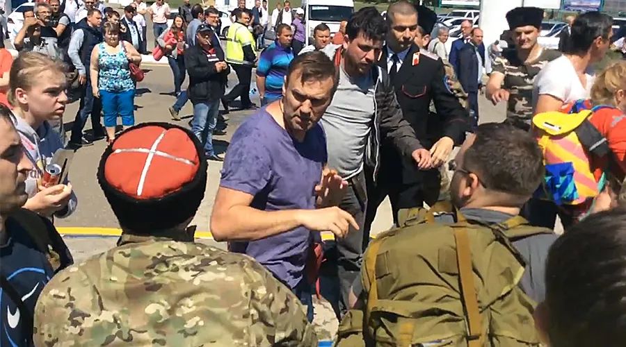Нападение людей в казачьей форме на Алексея Навального в Анапе &copy;&nbsp;Скриншот с видео Дмитрия Слабоды с youtube.com