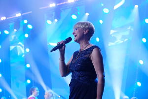 Ведущая гала-концерта фестиваля «Факел» Илона Броневицкая © Фото пресс-службы фестиваля «Факел»