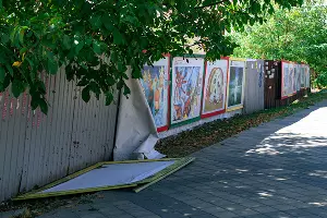 Выставка детских рисунков в Краснодаре у Тургеневского моста &copy;&nbsp;Фото Юли Шафаростовой, Юга.ру